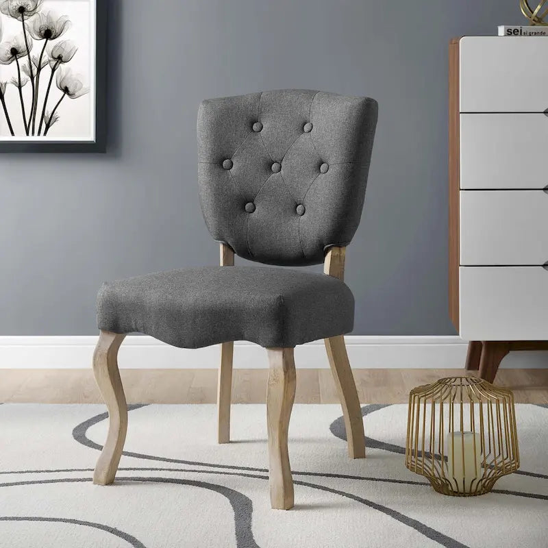 Gepolsterter französischer Esszimmerstuhl im Vintage-Stil mit Knopfheftung und Polyesterbezug
