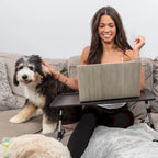 Tragbarer Laptop-Tisch mit zwei Polstern und Tablet-Fach